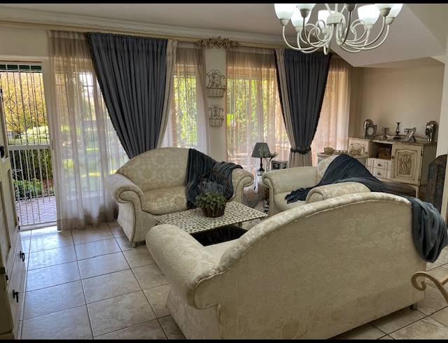 3 BEDROOM TOWNHOUSE FOR SALE IN CROYDON